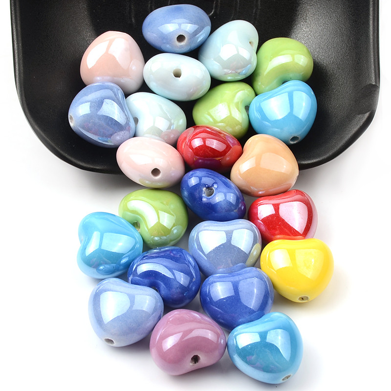 Új 15x17 mm-es karkötő tartozékok 3D szív kerámia gyöngyök fülbevaló nyaklánc kiegészítők gyöngyök barkács ékszerekhez.