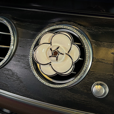 Slatka crtana djevojka plesačica Otvor za zrak Aromaterapijske kopče Osvježivač zraka za automobil Čvrsti raspršivač parfema Flower Decro Dodaci za automobil