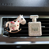 Autós aromadiffúzor Bling gyémánt parfümös palack dekor az autós szellőző csíptetőhöz légfrissítő az autók belső dekorációjában