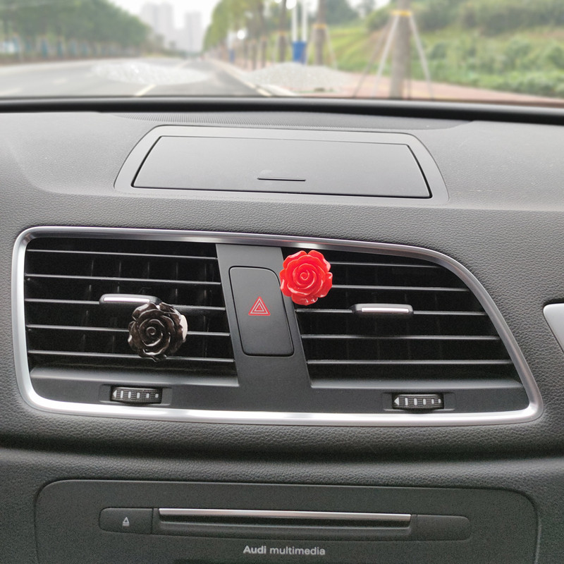 2 vnt. gražių spalvų plastikinių gėlių formų moteriški automobilių kvepalai Gražūs spalvingi rožiniai automobilio oro gaiviklis Kvepalų segtukas
