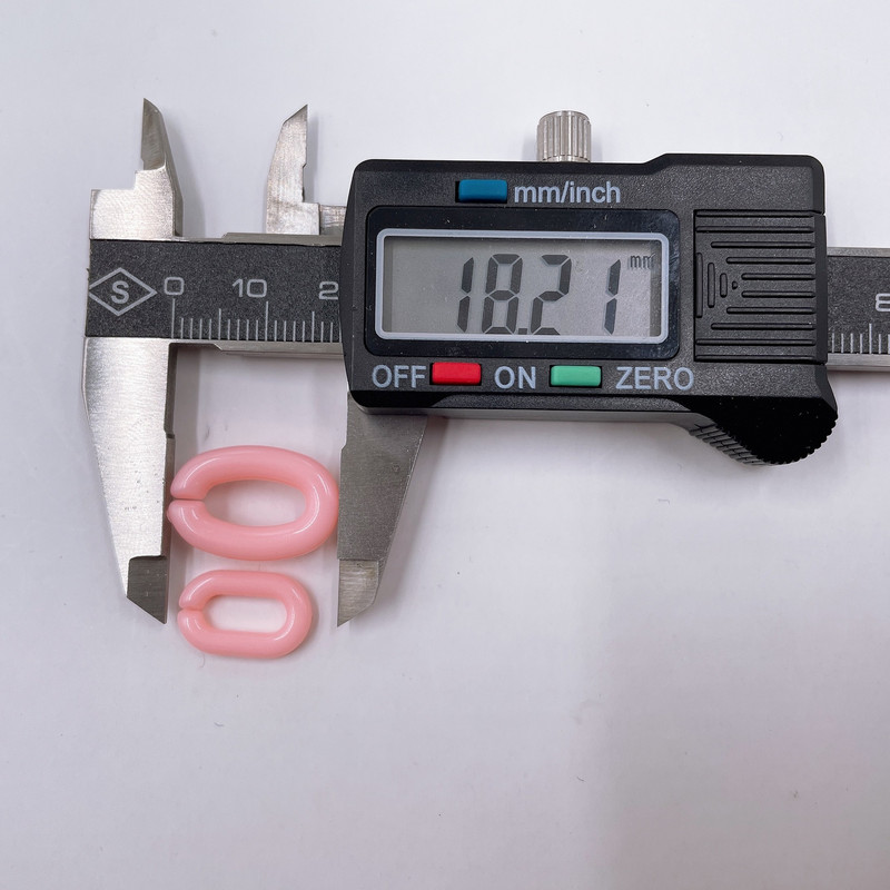 100 vnt / siunta 14,5 * 9 mm 18 * 12 mm spalvinga plastikinė atviros grandies grandinės U formos atvira šokinėjimo žiedo jungtis, skirta „pasidaryk pats“ papuošalams rasti