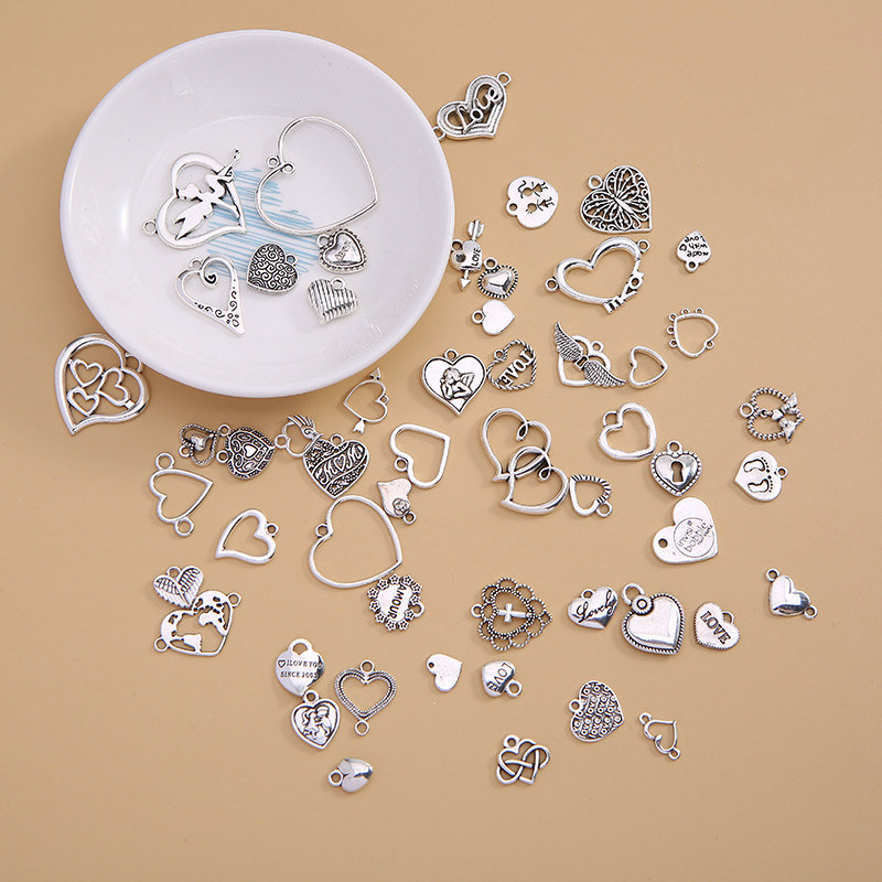 20 db/tétel Vegyes vintage fém szív alakú varázslatok gyöngyök barkácsolás karkötő medál nyaklánc kiegészítők ékszerekhez.