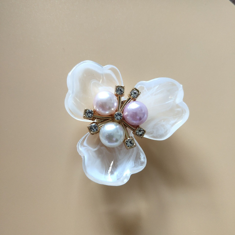 10 KOM 36x39mm Metalna legura Akril Imitacija bisernog cvijeća za broš Odjeća Pokrivala Dodaci Izrada nakita DIY