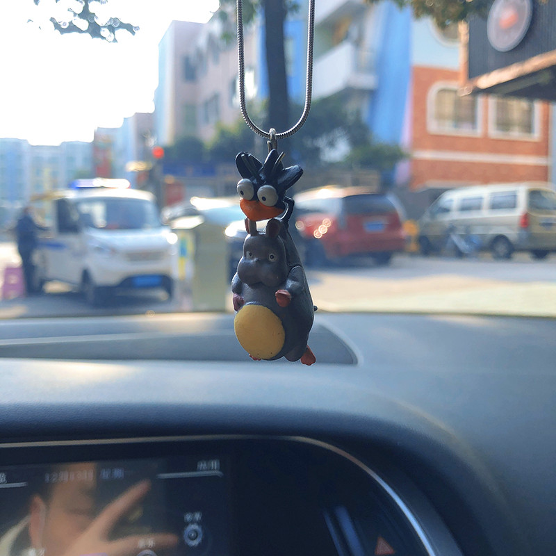 Anime autó belső dekoráció Vicces repülő rovarok Tartsa meg a szomszédomat Totoro repülő baba visszapillantó tükör függesztett autós kiegészítők