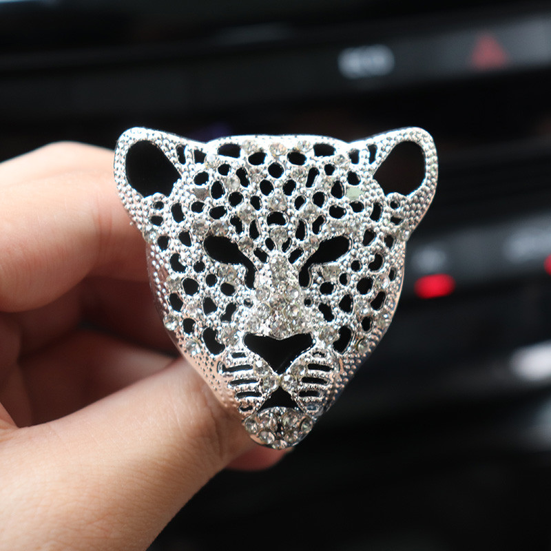 Bling autós légfrissítő az autó belső dekorációjában aroma autó diffúzor szellőző klip Diamond Leopard tömör parfüm lányoknak autós kiegészítők