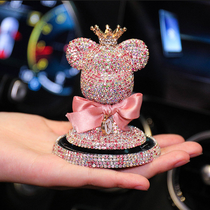 Aranyos rajzfilm gyémánt strasszok Bowknot Gloomy Bear autódísz autó műszerfal belső dekoráció tömör autós parfüm matrica