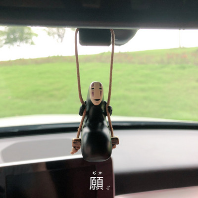 Aranyos anime autóbelső kiegészítők Mini figura lengő arc nélküli férfi függő medál autó díszítéshez
