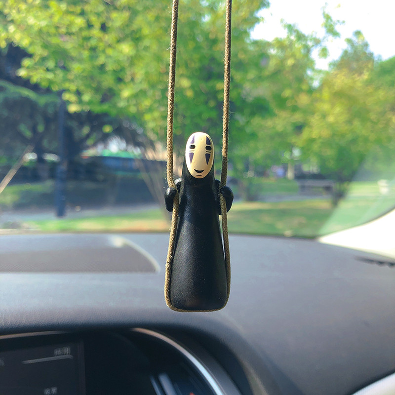 Aranyos anime autóbelső kiegészítők Mini figura lengő arc nélküli férfi függő medál autó díszítéshez