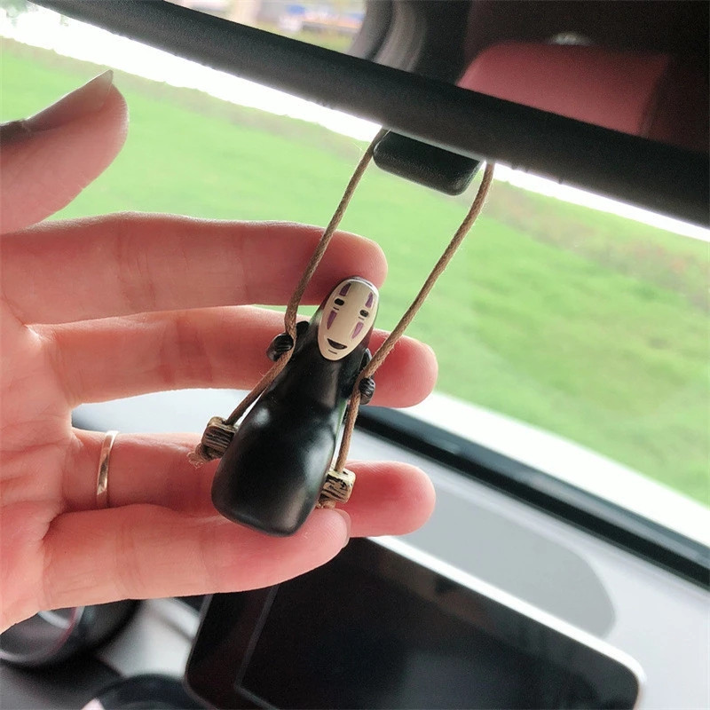 Aranyos anime autóbelső kiegészítők Mini figura lengő arc nélküli férfi függő medál autó díszítéshez