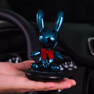 Prabangus krištolinis automobilio interjeras, mielas triušis, purtantis galvą, lėlės papuošalai, kvepalai, automobilių centrinė konsolė, dekoratyvūs automobilių priedai