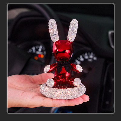 Prabangus krištolinis automobilio interjeras, mielas triušis, purtantis galvą, lėlės papuošalai, kvepalai, automobilių centrinė konsolė, dekoratyvūs automobilių priedai