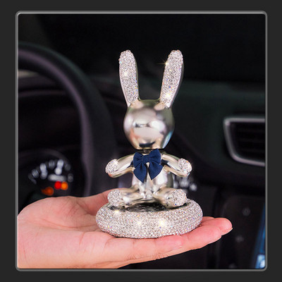 Prabangus krištolinis automobilio interjeras, mielas triušis, purtantis galvą, lėlės papuošalai, kvepalai, automobilių centrinė konsolė, dekoratyvūs automobilių priedai