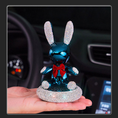 Prabangus krištolinis automobilio interjeras, mielas triušis, purtantis galvą, lėlės papuošalai, kvepalai, automobilių centrinė konsolė, dekoratyvūs automobilių priedai