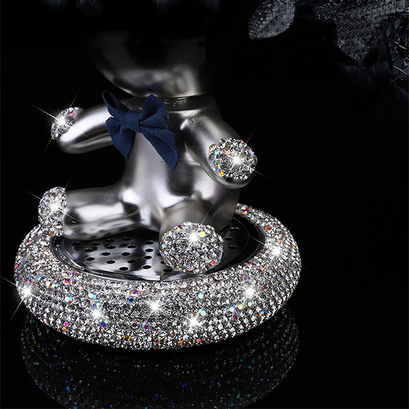 Prabangus krištolinis automobilio interjeras, mielas triušis, purtantis galvą, lėlės papuošalai, kvepalai, automobilių centrinė konsolė, dekoratyvūs automobilių priedai