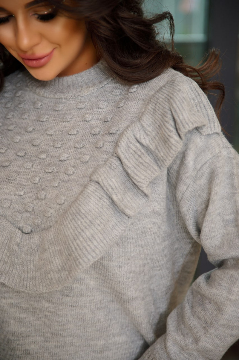 Пуловер с волани