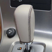 Fekete valódi bőr kézzel varrott autós sebességváltó gomb burkolatok Volvo XC60 09-12 automatikus sebességváltó gallérokhoz