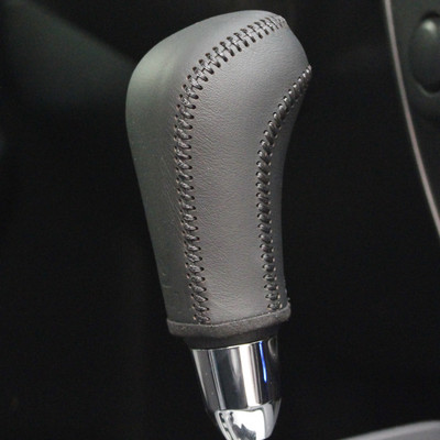 Juodi, natūralios odos rankomis susiūti automobilio pavarų perjungimo rankenėlės dangteliai, skirti Suzuki Jimny Swift Grand Vitara Automatic