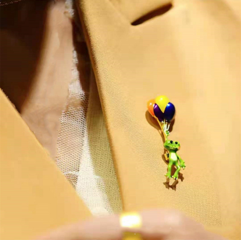 Erksad konnahoidjad, värvilised õhupallid, jalgrattaga sõitvad konnaprossid, armsad rohelised väikesed loomaprossid, peotarvikud, kingitus lastele