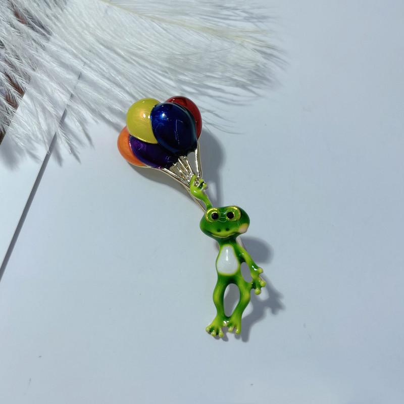 Erksad konnahoidjad, värvilised õhupallid, jalgrattaga sõitvad konnaprossid, armsad rohelised väikesed loomaprossid, peotarvikud, kingitus lastele