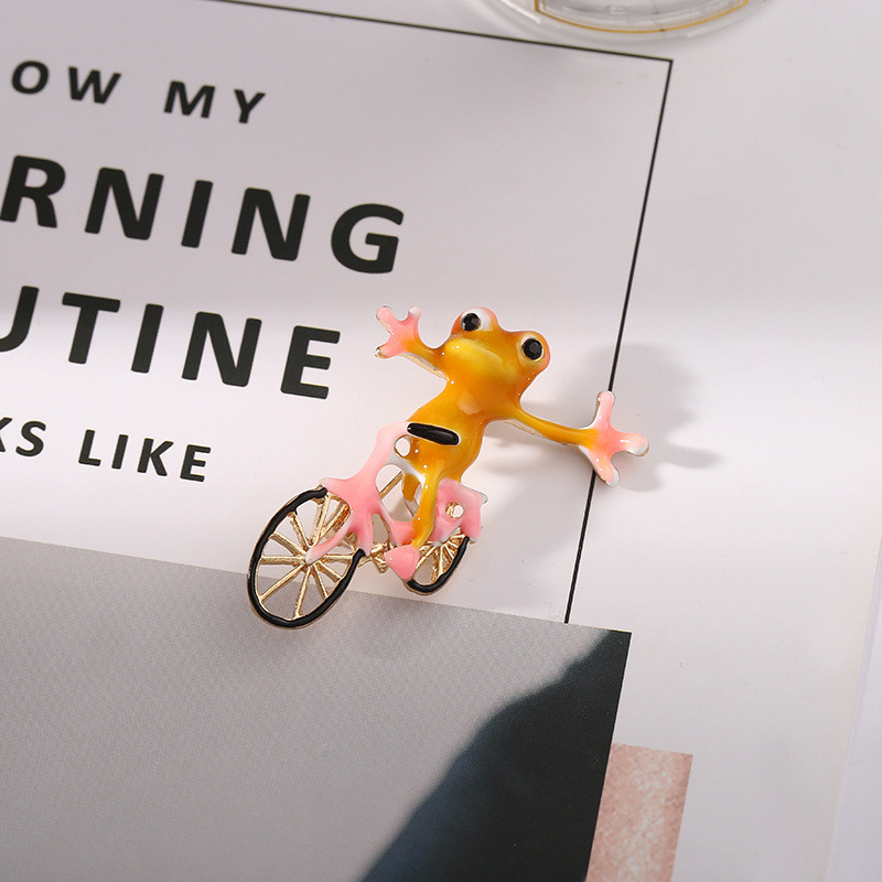 Erksad konnahoidjad, värvilised õhupallid, jalgrattaga sõitvad konnaprossid, armsad rohelised väikesed loomaprossid, peotarvikud, kingitus lastele