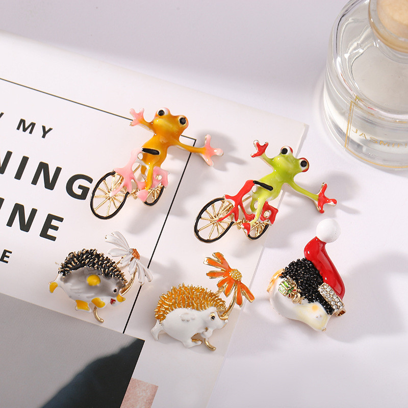 Erksad konnahoidjad, värvilised õhupallid, jalgrattaga sõitvad konnaprossid, armsad rohelised väikesed loomaprossid, peotarvikud, kingitus lastele