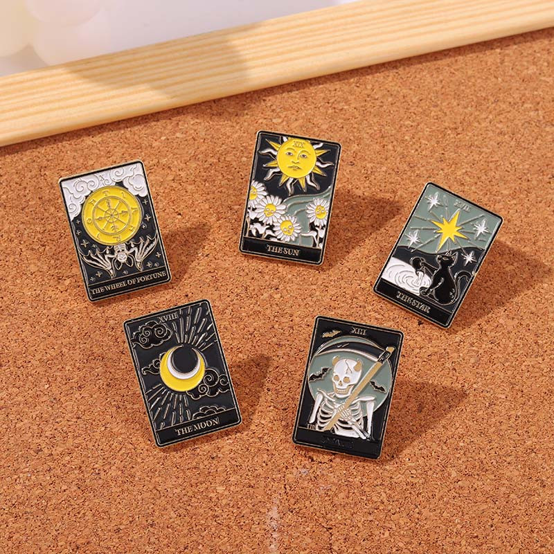 Tarot Ace emailate personalizate Soare Luna Stele Gotic Schelet Iubitor Broșe Rever Insigne Geanta Punk Dark Witch Bijuterii Cadou pentru copii