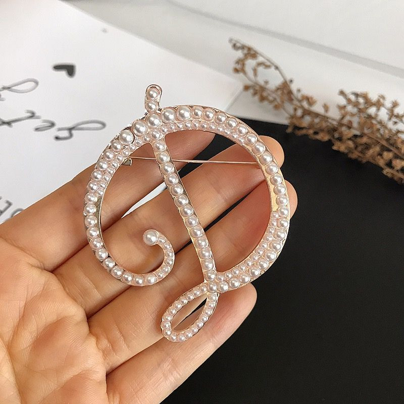 Litere engleze AZ Perla Broșă Metal Alfabet Latin Pin Accesorii pentru cămașă pentru costum de femei Corsaj Personalizare nume DIY