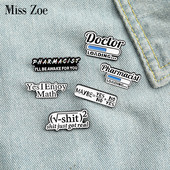 Математика Наука Емайлирана игла Персонализирана химия Фармацевт Уравнение Брошки Чанта Игла за ревер Черно бяла значка Бижута Подарък за студенти