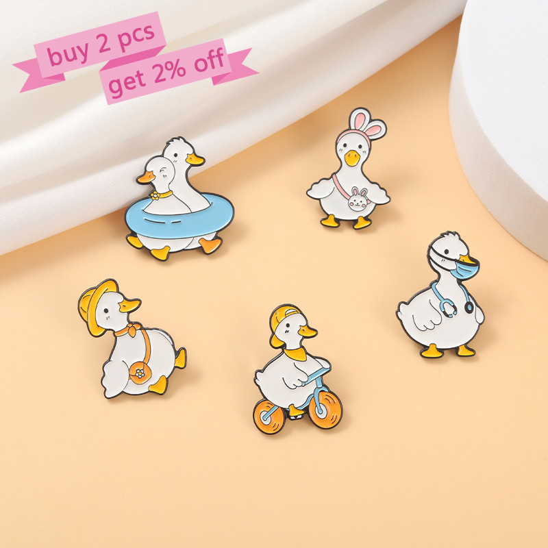 Puikus gyvūnų emalio smeigtukas Individualus žąsų antis Pirkiniai Plaukimas Dviratis Sagė Krepšys Atvartas Animacinis Juokingas Ženkliukas Papuošalai Dovana vaikui