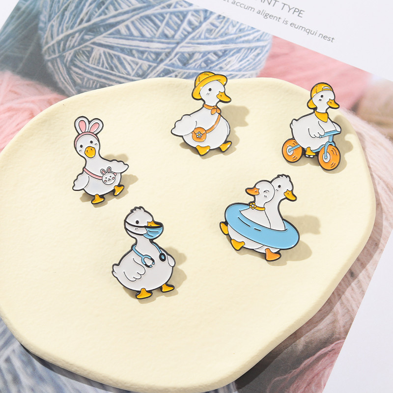 Puikus gyvūnų emalio smeigtukas Individualus žąsų antis Pirkiniai Plaukimas Dviratis Sagė Krepšys Atvartas Animacinis Juokingas Ženkliukas Papuošalai Dovana vaikui