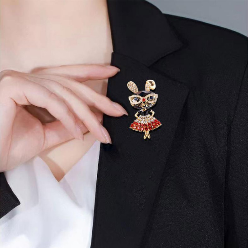 2022 Purtați rochie iepure broșe pentru femei 2 culori frumusețe sclipitoare Anul animal al iepurașului rar broșă ace Cadouri