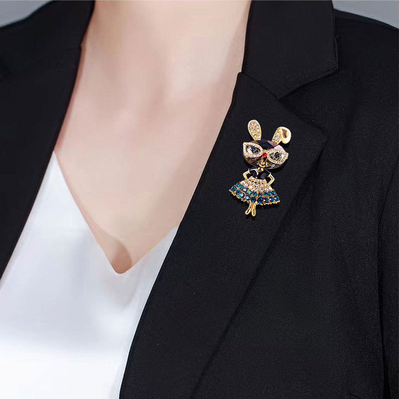 2022 Purtați rochie iepure broșe pentru femei 2 culori frumusețe sclipitoare Anul animal al iepurașului rar broșă ace Cadouri