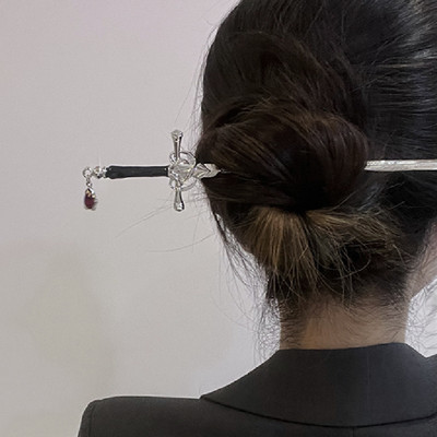 2022 Нова китайска пънк рубинена висулка Меч Фиби Модна проста модерна прическа за глава Украшение за коса на гърба на главата