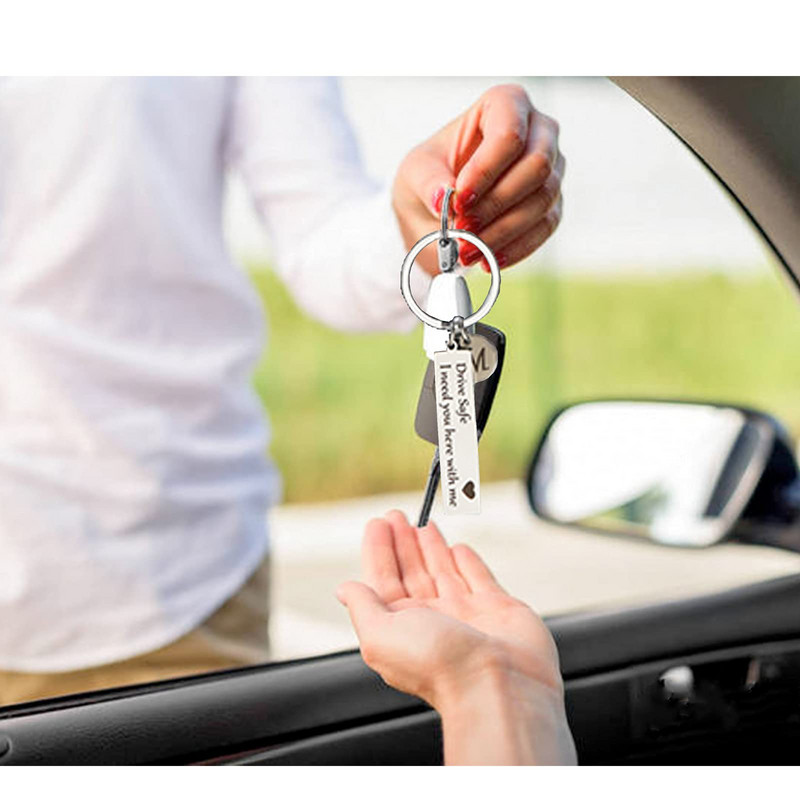 Braukšana Droši Atslēgu piekariņi AZ Iniciāļi Burti Vīrieši Sievietes Nerūsējošā tērauda atslēgu piekariņi Dzimšanas diena Ziemassvētki Tēva diena Dāvanas Rotaslietas