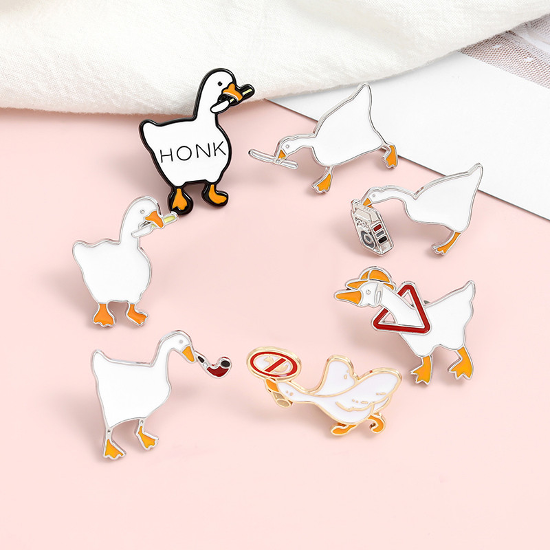 Zománcos tűk Tőrlúd hajtóka Angry Goose késes brossok Tartozékok táskához kabát hátizsák díszítő ékszerek