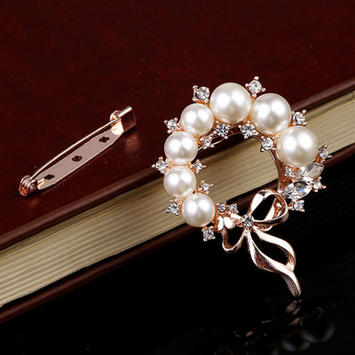 Нови кръгли брошки с перли и кристали за жени Барок, модерен, елегантен лък Брошка игли Парти сватбени подаръци