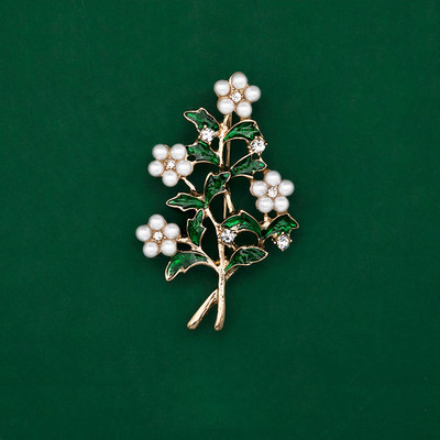 Модна модерна сплав емайлирана брошка с бели флорални листа Брошка с момина сълза Игла с високо качество на бижута за жени Катарама за шал