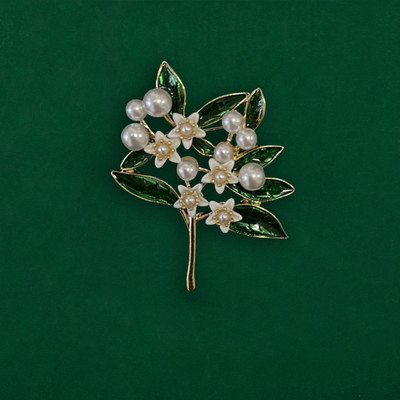 Модна модерна сплав емайлирана брошка с бели флорални листа Брошка с момина сълза Игла с високо качество на бижута за жени Катарама за шал