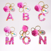 Breloc cu pompon roz, cu 26 de litere, breloc cu alfabet inițial din rășină roz, cu etichete delicate pentru femei, poșetă, geantă de mână pandantiv