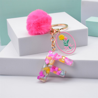 Breloc cu pompon roz, cu 26 de litere, breloc cu alfabet inițial din rășină roz, cu etichete delicate pentru femei, poșetă, geantă de mână pandantiv