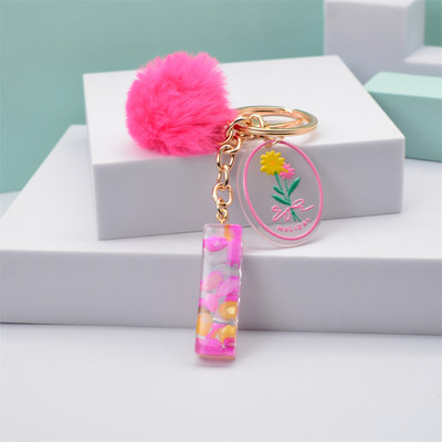 Breloc cu pompon roz, cu 26 de litere, breloc cu alfabet inițial din rășină roz, cu etichete delicate pentru femei, poșetă, geantă de mână pandantiv