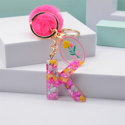 Breloc cu pompon roz, cu 26 de litere, breloc cu alfabet inițial din rășină roz, cu etichete delicate pentru femei, poșetă, geantă de mână pandantiv