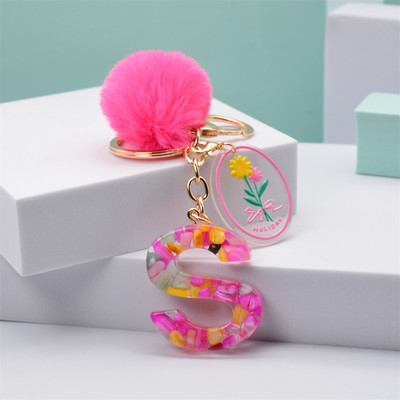 Breloc cu pompon roz, cu 26 de litere, breloc cu alfabet inițial din rășină roz, cu etichete delicate pentru femei, poșetă, geantă de mână pandantiv