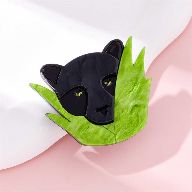 MEYRROYU Zelená tráva Panter brošňa pre ženy akrylový materiál očarujúci jednoduchý moderný dizajn kreslené zvieracie doplnky na narodeniny
