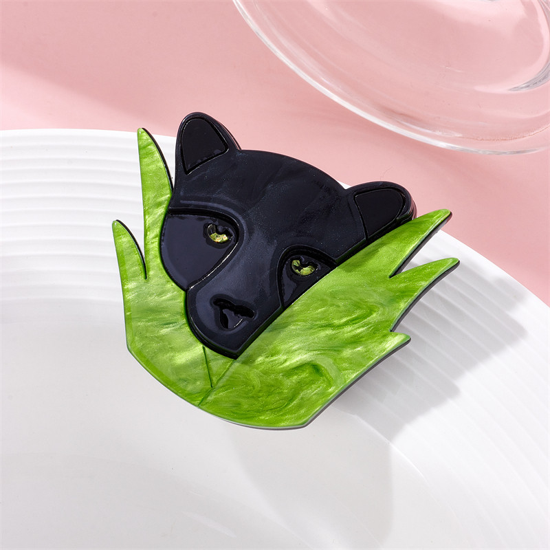 MEYRROYU Zelená tráva Panter brošňa pre ženy akrylový materiál očarujúci jednoduchý moderný dizajn kreslené zvieracie doplnky na narodeniny