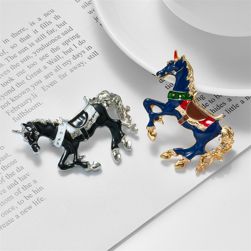 MEYRROYU Dámska brošňa s motívom bežeckého koňa, materiál z zinku, štýlové zvieracie dámske špendlíky, brošne, vintage dámske šperky na batohy
