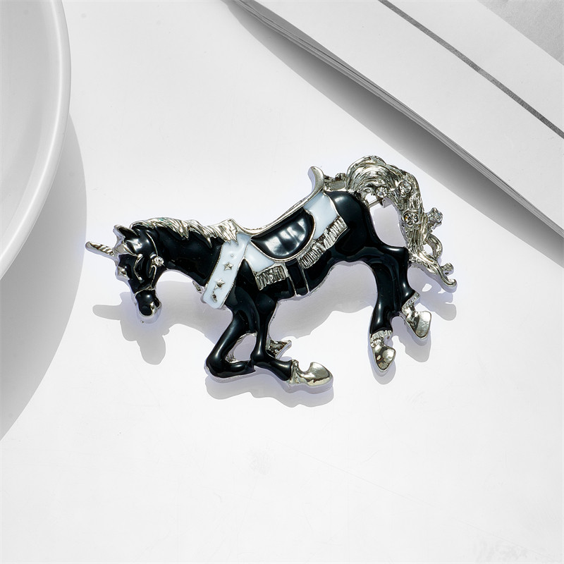 MEYRROYU Dámska brošňa s motívom bežeckého koňa, materiál z zinku, štýlové zvieracie dámske špendlíky, brošne, vintage dámske šperky na batohy