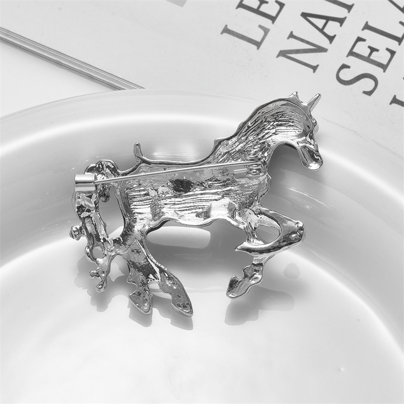 MEYRROYU Dámska brošňa s motívom bežeckého koňa, materiál z zinku, štýlové zvieracie dámske špendlíky, brošne, vintage dámske šperky na batohy