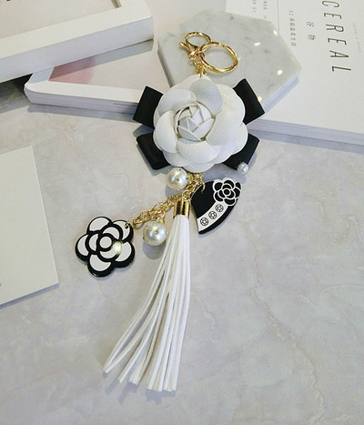 Vznešená a elegantná perlová kamélia kľúčenka s kvetinovým príveskom, kľúčenka s mašľou, ručne vyrobená dámska kabelka, prívesok, dekorácia