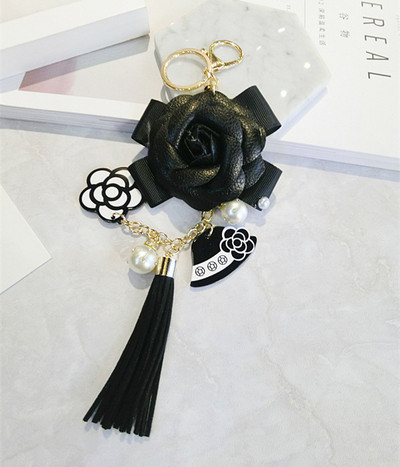 Vznešená a elegantná perlová kamélia kľúčenka s kvetinovým príveskom, kľúčenka s mašľou, ručne vyrobená dámska kabelka, prívesok, dekorácia